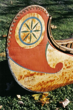 decorative sewing around the bow of a fur-trade birchbark canoe made by Henri Vaillancourt ;this sewing is sometimes painted in old canoes to highlight the pattern